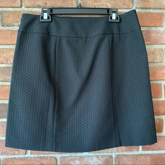 Ann Taylor Black Textured Lined Skirt with Front Button Panel Accent 12P - Picture 4 of 7
